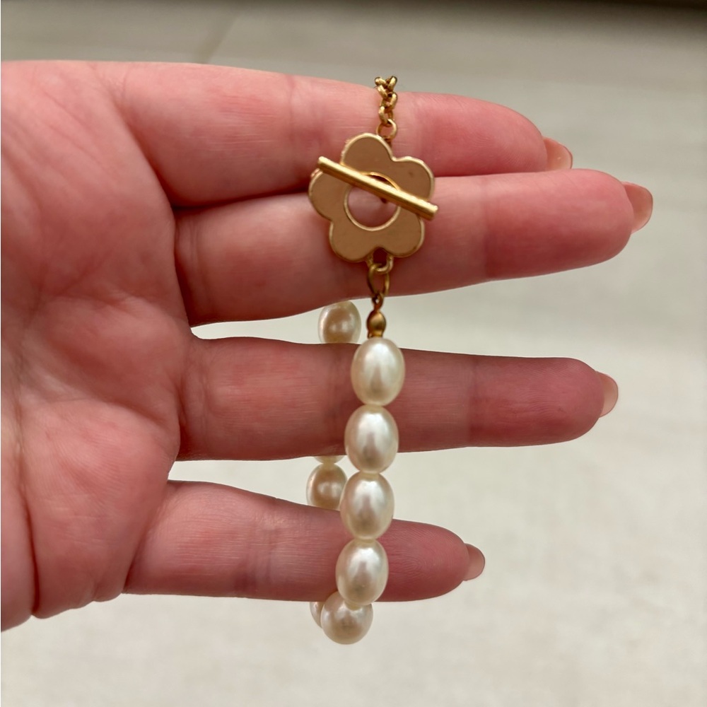 Pearl Bracelet With Flower Clasp Closure